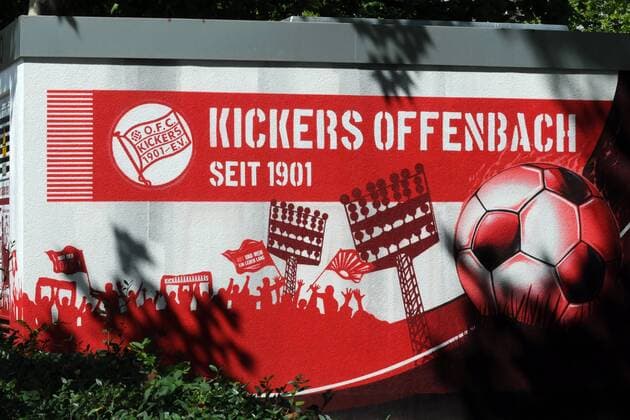 Fußball, Stadiongeschichte Kickers Offenbach 25.08.2012 Sparda-Bank-Hessen-Stadion Saison 2012 2013, 3. Liga, Heimspiel Offenbacher Kickers gegen Borussia Dortmund II OFC-Grafiti an einer EVO-Trafostation