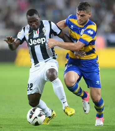 TURIN, Aug. 25, 2012 - Juventus Asamoah (L) vies with FC Parma s Rosi during an Italian Series A football match on Aug. 25, 2012 in Turin. Juventus won 2-0. (Xinhua) ITALY-TURIN-FOOTBALL-JUVENTUS VS PARMA AC 
