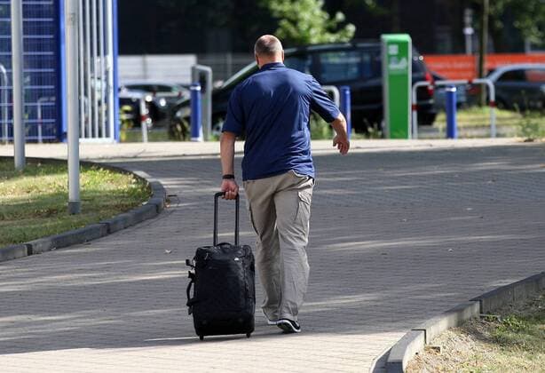 25.08.2012, Duisburg, Fussball, 2. Bundesliga, MSV Duisburg - Oliver Recks Entlassung, Trainerentlassung. Trainer Oliver Reck (Duisburg) verlässt mit einem Trolley Rollkoffer die Arena in Duisburg, es wird sein letzter Arbeitstag beim MSV sein, er wird später entlassen.