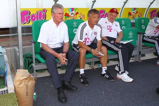 SpVgg Greuther Fürth - FC Bayern München - Jupp Heynckes (Trainer FC Bayern München, links), Peter Hermann (Co-Trainer FC Bayern München, mitte) und Hermann Gerland (Co-Trainer FC Bayern München, rechts)