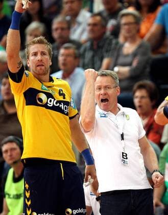 Göppingen Handball Frisch Auf Göppingen vs. Rhein-Neckar Löwen, v.l. Oliver Roggisch (Löwen), Trainer Gudmundur Gudmundsson (Löwen) ballen die Fäuste und freuen sich