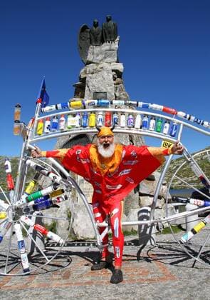 27.08.2012 Radsport. Bild zeigt Tourteufel Didi Senft bei seinem zwischenhalt auf dem Gotthardpass (Bild) mit seinem Spezialrad (Trinkflaschen diverser Radrennfahrer) auf dem Weg zur Eurobike nach Friedrichshafen GER Aktion Radsport Tourteufel 