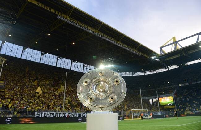 FUSSBALL 1. BUNDESLIGA SAISON 2012 2013 1. SPIELTAG Borussia Dortmund Die Meisterschale vor der Südkurve im Dortmunder Westfalenstadion, Signal Iduna Park 