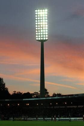 Fußball, Stadiongeschichte FC Erzgebirge Aue GER, 2.FBL, FC Erzgebirge Aue vs 1.FC Köln 27.08.12, Aue, Sparkassen-Erzgebirgsstadion, GER, Aue , 2.FBL, 03. Spieltag, FC Erzgebirge Aue vs 1.FC Köln im Bild Flutlichtmast vor abendlichem Himmel during the match between Erzgebirge Aue and 1.FC Köln on 2012 08 27