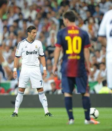 FUSSBALL INTERNATIONAL PRIMERA DIVISION SAISON 2011 2012 29.08.2012 El Clasico Super Cup 2012 Rückspiel Real Madrid - FC Barcelona Cool, Cristiano Ronaldo (Real Madrid) wartet auf den Freistosspfiff und Lionel Messi (re, Barca) 