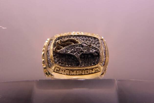 Super Bowl Ringe der einzelnen Siegerteams: XXXII Denver Broncos 1997