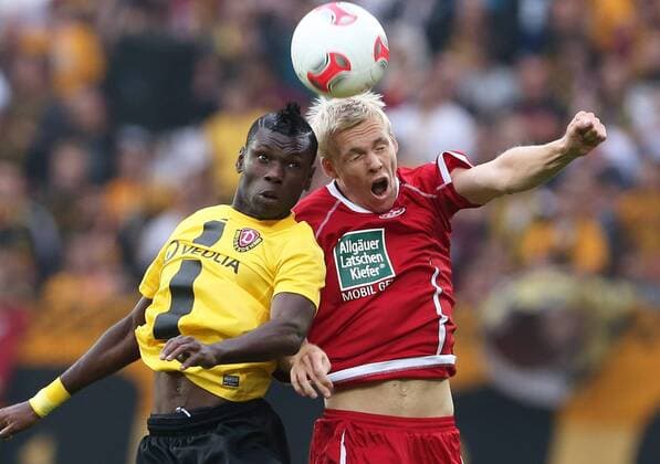 Dresden, 31.08.2012, glücksgas Stadion, Fussball, 2.Bundesliga, 4. Spieltag , SG Dynamo Dresden vs. 1.FC Kaiserslautern , Im Bild; Lynel Kitambala, (li., Dresden) und Leon Jessen (re., Kaiserslautern) ,