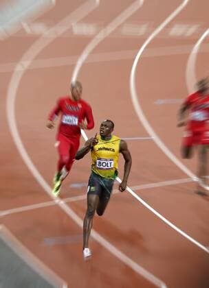 Leichtathletik das Hauptereignis jeder Sommer-Olympiade der Endlauf 100m Männer mit dem Sieger Usain Bolt JAM der hier wenige Meter nach dem Zielstrich triumphieren kann