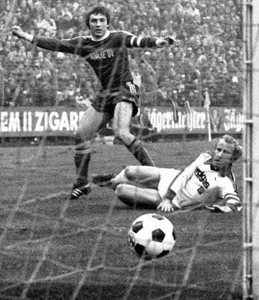 Klaus Fischer (FC Schalke 04, li.) gegen Berti Vogts (Borussia Mönchengladbach)