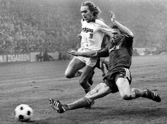 Allan Simonsen (Borussia Mönchengladbach, li.) gegen Bernd Thiele (FC Schalke 04)