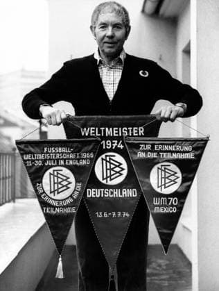 Erich Deuser, 25. Todestag am 29. Juni Masseur Erich Deuser (BR Deutschland) mit seinen Wimpeln der Weltmeisterschaften 1966, 1970 und 1974
