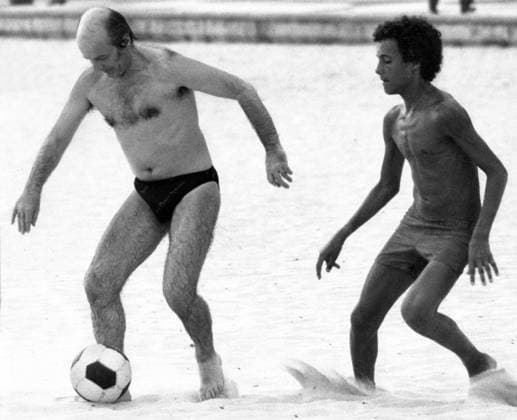 Dettmar Cramer (FC Bayern München) spielt am Rande des Weltpokals an der Copacabana Strandfußball - DEUTSCHSPRACHIGE SPORTZEITSCHRIFTEN UND -ZEITUNGEN NUR NACH RÜCKSPRACHE