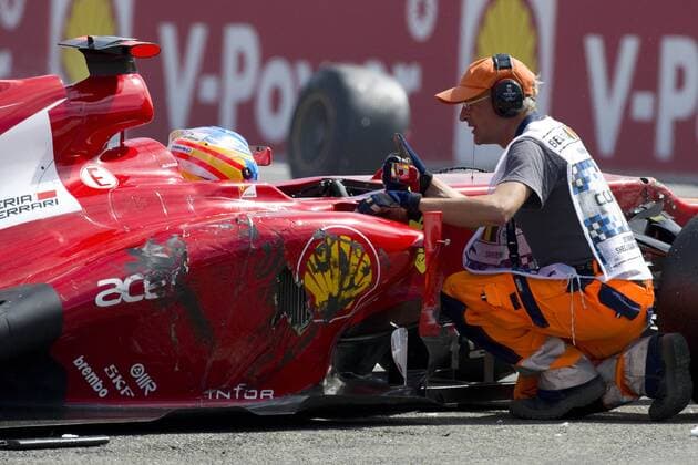 Ein Streckenposten fragt Fernando ALONSO (ESP), Ferrari, nach seinem befinden, Rennen am 02.09.2012 Formel 1, Grosser Preis von Belgien in Spa Francorchamps vom 30.08. - 02.09.2012., Saison2012,,