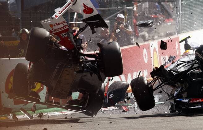 Motorsports: FIA Formula One World Championship 2012, Grand Prix of Belgium, crash during the start, 5 Fernando Alonso (ESP, Scuderia Ferrari), 4 Lewis Hamilton (GBR, Vodafone McLaren Mercedes), xHOCHxZWEIx