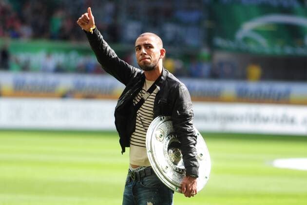 Fussball 1. Bundesliga 2. Spieltag VfL Wolfsburg - am 02.09.2012 in der Volkswagen Arena in Wolfsburg - Verabschiedung von Ashkan Dejagah ( Wolfsburg ) mit der Meisterschale