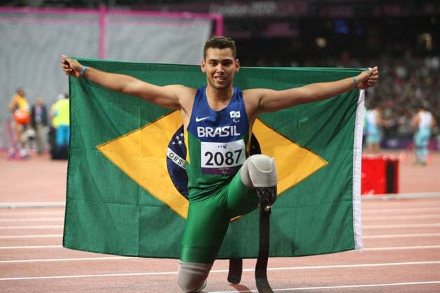 02.09.2012. London, England. Alan Fonteles Cardoso Oliveira (BRA) waves the Brazilian flag after winning the Men s 200m - T44 during Day 3 of the London Paralympics from the Olympic Stadium xJordanxMansfieldx  ActionPlus