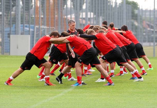 FUSSBALL, WIEN, Training Nationalmannschaft Österreich Bild zeigt Fitnesstrainer Roger Spry (AUT) und die Mannschaft. 