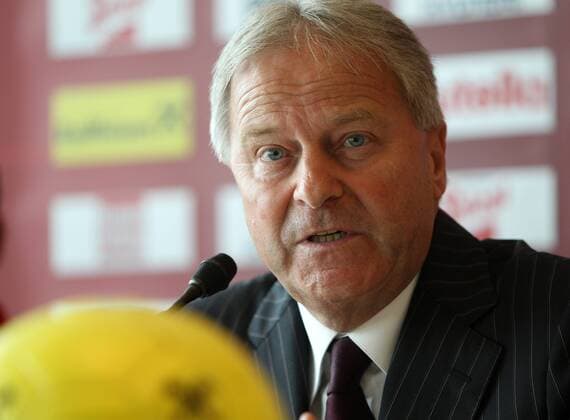 FUSSBALL, PK WIEN, AUSTRIA, 03.SEP.12 - Pressekonferenz Nationalmannschaft AUT und Raiffeisen anlässlich der Vertragsverlängerung. Bild zeigt Präsident Leo Windtner (ÖFB). 