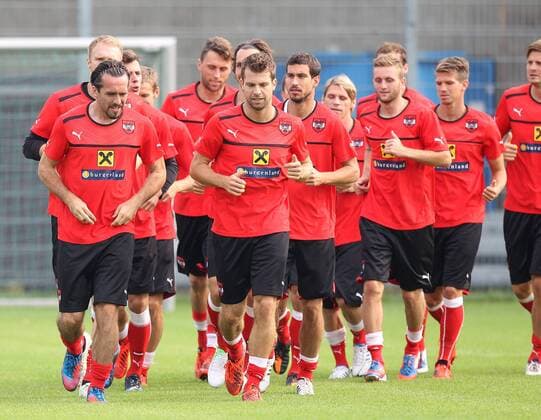 FUSSBALL - FIFA WM 2014 Quali, AUT vs GER, Vorberichte, Training WIEN, AUSTRIA - ÖFB Länderspiel, Österreich vs Deutschland, Vorberichte, Training Nationalmannschaft AUT. Bild zeigt die Mannschaft von AUT mit Christian Fuchs und Andreas Ivanschitz (AUT). 
