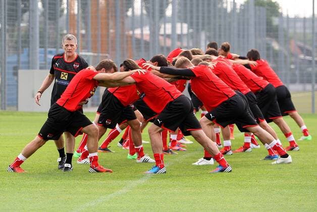 FUSSBALL - FIFA WM 2014 Quali, AUT vs GER, Vorberichte, Training WIEN, AUSTRIA - ÖFB Länderspiel, Österreich vs Deutschland, Vorberichte, Training Nationalmannschaft AUT. Bild zeigt Fitnesstrainer Roger Spry (AUT) und die Mannschaft. 