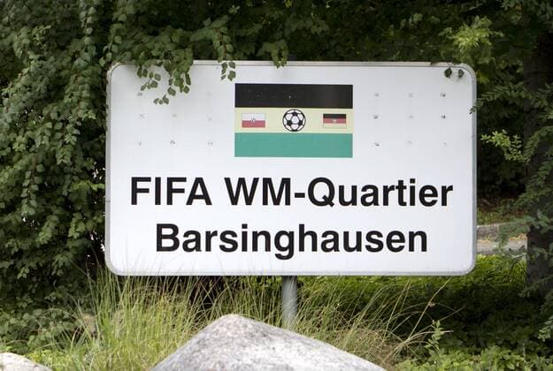 03.09.2012, Sporthotel Barsinghausen, Barsinghausen, Ankunft der deutschen Nationalmannschaft im Mannschaftshotel in Barsinghausen zum WM-Qualifikationsspiel gegen die Faeroeer Inseln, im Bild Das Begruessungsschild in Barsinghausen GER, WMQ, Anreise der deutschen Nationalmannschaft