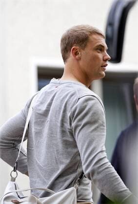 03.09.2012, Sporthotel Barsinghausen, Barsinghausen, Ankunft der deutschen Nationalmannschaft im Mannschaftshotel in Barsinghausen zum WM-Qualifikationsspiel gegen die Faeroeer Inseln, im Bild Manuel Neuer (1, Deutschland) bei der Ankunft am Hotel GER, WMQ, Anreise der deutschen Nationalmannschaft