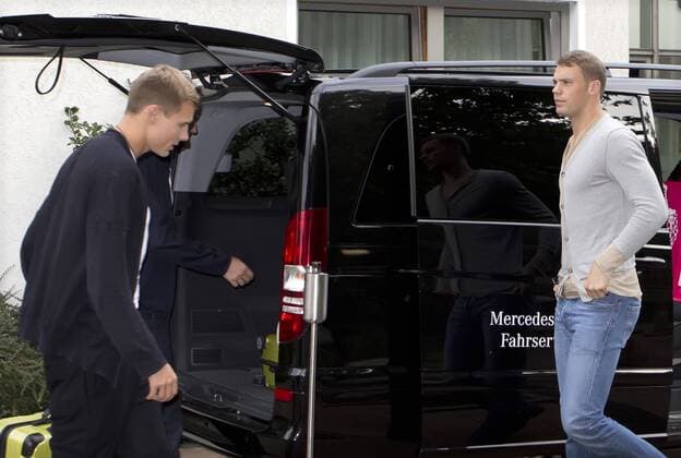 03.09.2012, Sporthotel Barsinghausen, Barsinghausen, Ankunft der deutschen Nationalmannschaft im Mannschaftshotel in Barsinghausen zum WM-Qualifikationsspiel gegen die Faeroeer Inseln, im Bild Holger Badstuber (14, Deutschland) und Manuel Neuer (1, Deutschland) kommen am Hotel an GER, WMQ, Anreise der deutschen Nationalmannschaft