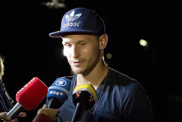 03.09.2012, Sporthotel Barsinghausen, Barsinghausen, Ankunft der deutschen Nationalmannschaft im Mannschaftshotel in Barsinghausen zum WM-Qualifikationsspiel gegen die Faeroeer Inseln, im Bild Benedikt Hoewedes (4, Deutschland) im Interview GER, WMQ, Anreise der deutschen Nationalmannschaft