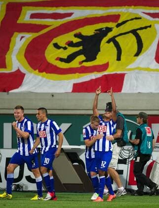 Fussball Berlin 03.09.2012 2. Bundesliga Saison 2012 2013 1. FC Union Berlin - Hertha BSC Berlin Torjubel nach dem 1:2 durch Ronny (12) Fabian holland Änis Ben-Hatira 810) Maik Franz li.