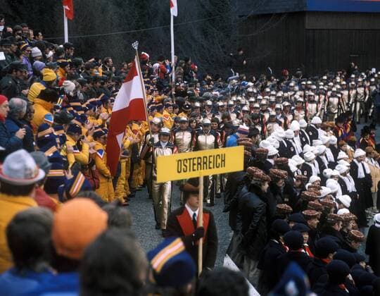 Eröffnungsfeier der olympischen Winterspiele 1976 in Innsbruck - Fahnenträger Franz Klammer (Österreich) führt sein Team an