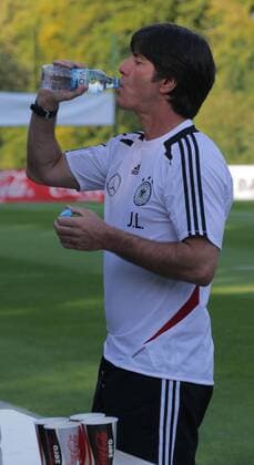 DFB Training in Barsinghausen am 04.09.2012. Im Foto: Bundestrainer Joachim Löw erfrischt sich