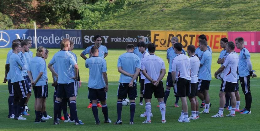 DFB Training in Barsinghausen am 04.09.2012. Im Foto: Bundestrainer Joachim Löw im Kreis seiner Spieler