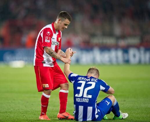 Christopher QUIRING (UNI) hilft Fabian HOLLAND (BER) auf die Beine. Fussball 2.Bundesliga - Saison 2012 2013, 4.Spieltag: 1.FC Union Berlin - Hertha BSC Berlin in Berlin, Deutschland am 03.09.2012,