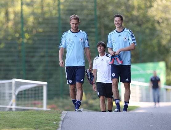 Fussball Nationalmannschaft Deutschland, GER, Training in der Sportschule des NFV, niedersächsischen Fussball Verbandes, in Barsinghausen v.l. auf dem Weg zum trainingsplatz Benedikt Höwedes (GER) und Julian Draxler (GER), in der Mitte Bundstrainer Joachim Löw (GER)