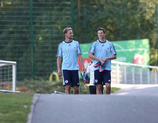 Fussball Nationalmannschaft Deutschland, GER, Training in der Sportschule des NFV, niedersächsischen Fussball Verbandes, in Barsinghausen v.l. auf dem Weg zum trainingsplatz Benedikt Höwedes (GER) und Julian Draxler (GER)