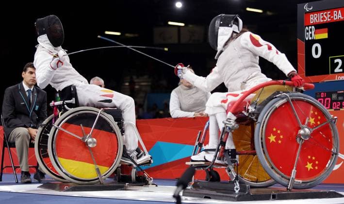 London , Paralympics 2012 Rollstuhlfechten , Florett Damen Einzel Kat. B von links: Simone Briese-Bätke ( GER ) Jingjing ( CHN )