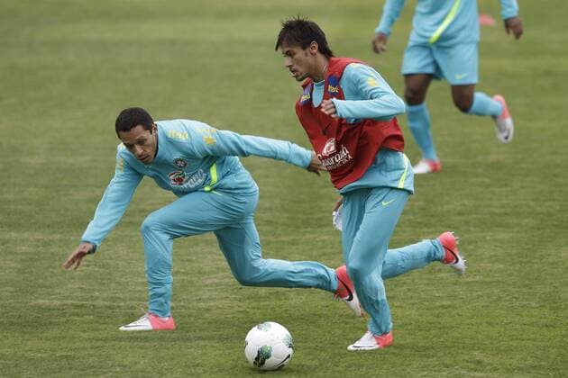 Adriano, Neymar (d)- Training Brasilien. Sao Paulo SP, Brasil - 04 09 2012. x(8)xNelsonxAntoinex  (11606)