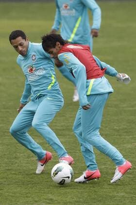 Adriano, Neymar (d)- Training Brasilien. Sao Paulo SP, Brasil - 04 09 2012. x(8)xNelsonxAntoinex  (11606)
