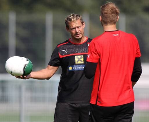 FUSSBALL - FIFA WM Quali, Training WIEN,AUSTRIA,05.SEP.12 - FUSSBALL - FIFA Weltmeisterschaft Qualifikation, ÖFB, Österreich, Training Nationalmannschaft AUT. Bild zeigt Tormanntrainer Otto Konrad und Robert Almer (AUT). 
