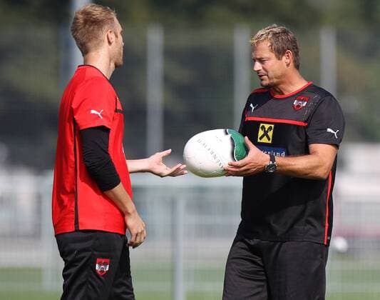 FUSSBALL - FIFA WM Quali, Training WIEN,AUSTRIA,05.SEP.12 - FUSSBALL - FIFA Weltmeisterschaft Qualifikation, ÖFB, Österreich, Training Nationalmannschaft AUT. Bild zeigt Tormanntrainer Otto Konrad und Robert Almer (AUT). 