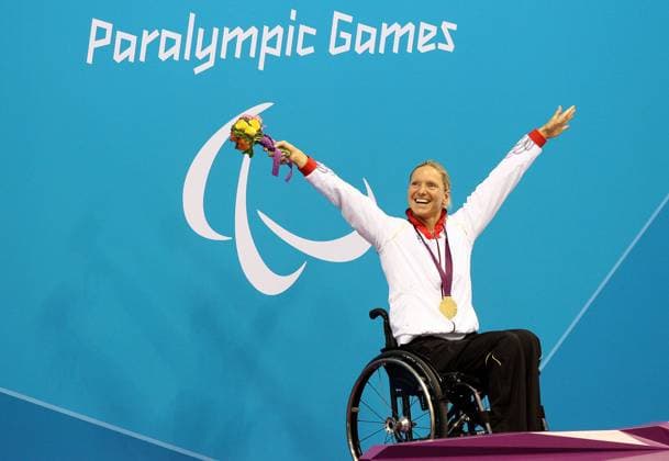 London Paralympics 2012 Schwimmen , Kirsten Bruhn ( GER ) 100 m Brust SB 5 holt die Goldmedaille