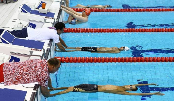 London Paralympics 2012 Schwimmen , Start über 50 , Rücken Klasse S 2 , die Helfer halten die querschnittsgelähmten Schwimmer