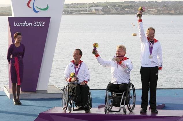 PARALYMPICS - Paralympische Spiele 2012 WEYMOUTH,ENGLAND,06.SEP.12 - DIVERS, OLYMPIA, PARALYMPICS, BEHINDERTENSPORT, SEGELN - Paralympische Sommerspiele in London 2012, Portland Harbour, Dreier Kielboot, Sonar, Siegerehrung, Medaillenvergabe. Bild zeigt den Jubel von Robert Prem, Siegmund Mainka und Jens Kroker (GER) mit den Medaillen.