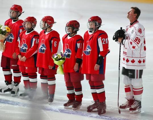 Canadian veteran hockey player Wayne Douglas (R) Gretzky at a Russia vs Canada memorial hockey match in Yaroslavl. The game commemorates an anniversary of the September 2011 plane crash in which 38 members of the HC Lokomotiv Yaroslavl hockey team and coaching staff died.  RE107BDF