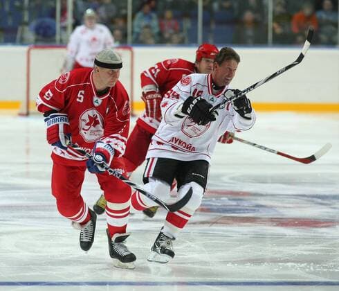 Russia s Sergei Babinov (L) and Canada s Wayne Douglas Gretzky in a Russia vs Canada memorial hockey match in Yaroslavl. The game commemorates an anniversary of the September 2011 plane crash in which 38 members of the HC Lokomotiv Yaroslavl hockey team and coaching staff died.  RE107C01