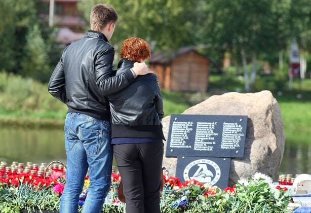 YAROSLAVL, RUSSIA. SEPTEMBER 7, 2012. Fans at the site of a future memorial for the Lokomotiv Yaroslavl hockey players and coaching staff who died in the September 2011 plane crash near Yaroslavl. The memorial event commemorates an anniversary of the disaster.  RE107B92