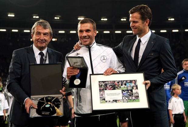 Hannover Fußball Wm-Qualifikation Deutschland vs. Färöer Inseln, Mitte Lukas Podolski (GER) wird für sein 100. Länderspiel geehrt, links DFB Präsident Wolfgang Niersbach, rechts Teammanager Oliver Bierhoff