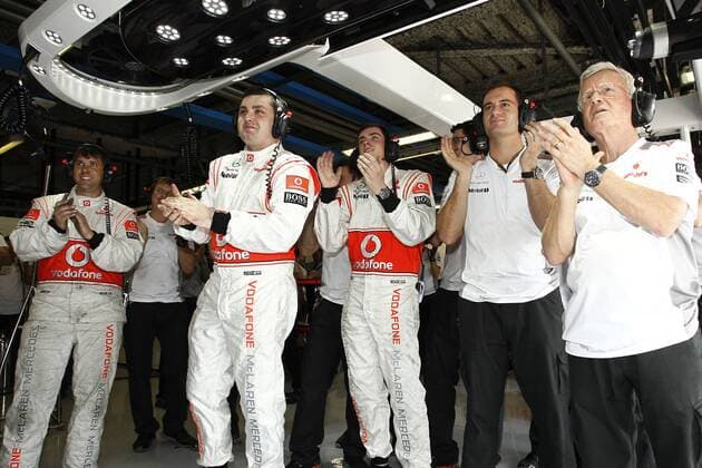 Motorsports: FIA Formula One World Championship 2012, Grand Prix of Italy, mechanic of Vodafone McLaren Mercedes xHOCHxZWEIx