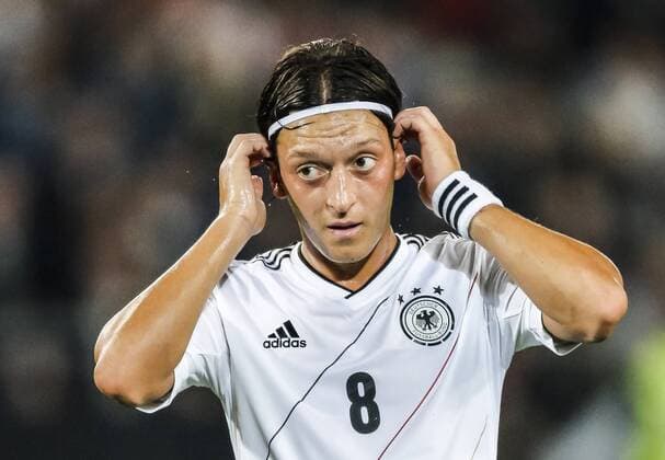 Mesut ÖZIL, Nr.8 DFB, gestikuliert und gibt Anweisungen, Aktion, Einzelbild, Gestik, Geste, Handbewegung, zeigen, deuten , Portrait, Porträt , fasst sich an die Haare, Frisur DEUTSCHLAND - FARÖER INSELN ( 3-0 ) (Färöer Inseln) Deutsche Fussball Nationalmannschaft DFB WM Qualifikation, am 07.09.2012 in Hannover, GER