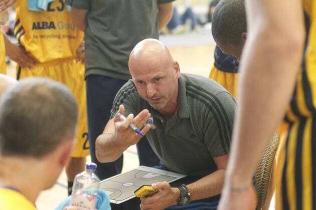 Sasa Obradovic, Trainer ALBA, gibt in der Pause Anweisungen, Trainer, coach, Gestik, Anweisungen, Aktion, quer MBB Mitteldeutscher BS vs ALBA Berlin, Testspiel, FreundschaftsspielBasketball, Bundesliga, BEKO BBL, Herren, Saison 2012 2013 Oranienburg, 8.9.2012